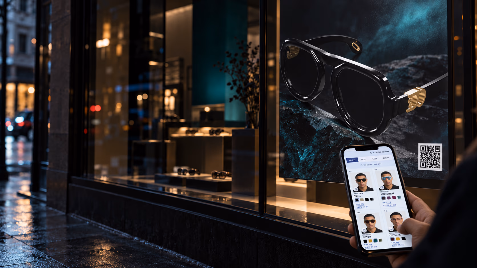 Ein Schaufenster am Abend mit einem Plakat, das eine Brille zeigt, und einem QR-Code. Im Vordergrund ein Smartphone mit dem Katalog der Kampagne und den Fassungen zum Anprobieren.
